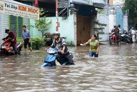 Nhiều khu vực của TP.HCM vẫn đang bị triều cường nhấn chìm. Ảnh: Lê Toàn