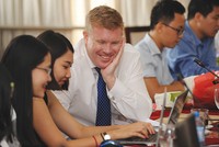 Ông Matthew Powell trả lời độc giả tại Cuộc tọa đàm trực tuyến của Báo Đầu tư