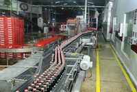 Dây chuyền sản xuất của Coca-Cola được đầu tư và cải tiến theo công nghệ tân tiến để đảm bảo chất lượng sản phẩm khi đến tay người tiêu dùng.