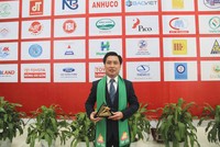 Ông Từ Thanh Phụng, Tổng giám đốc CTCP Nông nghiệp Hùng Hậu nhận giải thưởng Sao vàng Đất Việt 2015