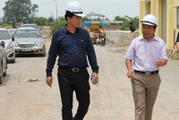 Tổng giám đốc Trần Túc Mã (thứ hai từ phải qua) giới thiệu Dự án nhà máy sản xuất dược Việt Nam (dự kiến đi vào hoạt động năm 2017) với ông Nguyễn Đức Chi, Chủ tịch HĐTV SCIC