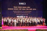 Ấn tượng khoảnh khắc 100 doanh nhân tiêu biểu 2016 nhận cúp Thánh Gióng