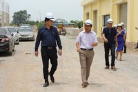 Chủ tịch SCIC Nguyễn Đức Chi (ngoài cùng bên trái) trao đổi với lãnh đạo CTCP Traphaco