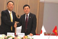 TTCK Việt Nam đã thu hút gần 2 vạn nhà đầu tư nước ngoài mở tài khoản
Trong ảnh: Chủ tịch SSI Nguyễn Duy Hưng và Chủ tịch Dream Incubator Koichi Hori ký thỏa thuận hợp tác năm 2007