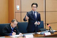 Ông Vũ Tiến Lộc phát biểu ý kiến trong một buổi thảo luận tại tổ, kỳ họp thứ hai Quốc hội khóa XIV