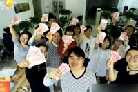 Các nhân viên nhận được tiền thưởng của công ty.