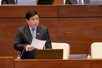 Bộ trưởng Bộ Kế hoạch và Đầu tư Nguyễn Chí Dũng trả lời chất vấn tại nghị trường ngày 14/6
