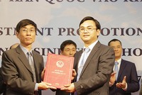 Ông Phan Văn Hiệu (bên trái), Chủ tịch Hội đồng
quản trị CVI Pharma đón nhận giấy chứng nhận đăng ký đầu tư Dự án Nhà máy dược phẩm công nghệ cao tại Khu công nghệ cao Hòa Lạc