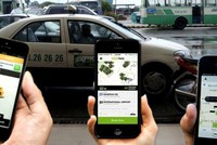 Việc người dân lựa chọn Uber, Grab để sử dụng đang khiến taxi truyền thống lâm vào khó khăn trong thời gian qua