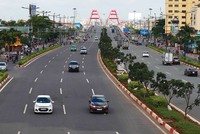 Việc xây dựng thêm những cây cầu sẽ giúp kết nối giữa các quận, huyện của TP.HCM, giảm ùn tắc giao thông. Ảnh: Lê Toàn