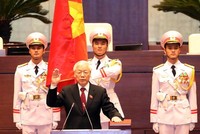 Khoảnh khắc tân Chủ tịch nước Nguyễn Phú Trọng đặt tay lên cuốn Hiến pháp, đứng dưới cờ đỏ sao vàng thiêng liêng của Tổ quốc, tuyên thệ trước Quốc hội, đồng bào và cử tri cả nước là một khoảnh khắc lịch sử