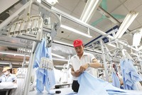 Sản xuất hàng xuất khẩu tại Tổng công ty May 10 (Gia Lâm, Hà Nội). Ảnh: Đức Thanh
