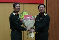 Đại tướng, Bộ trưởng Quốc phòng Ngô Xuân Lịch trao quyết định bổ nhiệm cho Trung tướng Nguyễn Tân Cương. Ảnh: Mod.