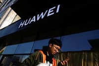 Doanh thu của Huawei dự kiến tiếp tục tăng trong 2019, bất chấp lệnh cấm từ Mỹ và đồng minh. Ảnh: Reuters.