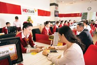 Hầu hết nhà băng đều bắt đầu làm việc trở lại trong sáng 11/2. Trong ảnh: Giao dịch tiền gửi tại Ngân hàng HD Bank.