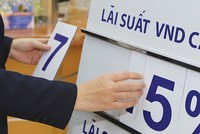 Lãi suất VND tiếp tục tăng, nhất là ở kỳ hạn dài là do các ngân hàng đang phải tái cơ cấu lại nguồn vốn.