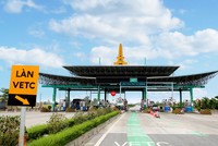 Thu phí tự động không dừng tại Trạm thu phí BOT Mỹ Lộc, Quốc lộ 21. Ảnh: A.M