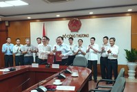 Bộ trưởng Bộ Công Thương Trần Tuấn Anh và ông Nguyễn Hoàng Anh, Ủy viên TW Đảng, Chủ tịch Ủy ban Quản lý vốn nhà nước tại doanh nghiệp trong lễ bàn giao sáng 9/7/2019 tại trụ sở Bộ Công Thương. (Ảnh: Thế Hải).
