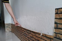 Bắt đầu vào cao điểm mùa mưa nên nhiều công trình dân dụng của người dân bị thấm nước