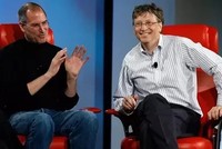 Steve Jobs và Bill Gates trong một diễn đàn năm 2007. Ảnh: CNET