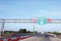 Các dự án BOT, BT giao thông thường có tổng mức đầu tư lớn, thời gian thu hồi vốn kéo dài, tạo áp lực lớn cho các ngân hàng trong việc cân đối nguồn vốn cho vay dài hạn. Trong ảnh: Đường cao tốc TP.HCM - Trung Lương. Ảnh: Đức Thanh