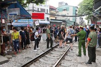 TP. Hà Nội vừa ra quân xử lý các quán cà phê cạnh đường tàu