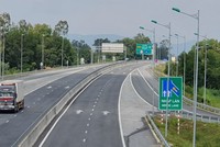 Dự án xây dựng đường cao tốc Đà Nẵng- Quảng Ngãi được khởi công ngày 19/5/2013, thông xe và đưa vào khai thác toàn tuyến ngày 2/9/2018.