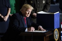 Tổng thống Mỹ Donald Trump đã ký ban hành đạo luật tăng nợ. Nguồn ảnh: upi.com