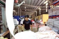 Các doanh nghiệp dệt may chọn cách bắt tay với đối tác để sản xuất vải, nhằm hưởng ưu đãi từ các FTA. Ảnh: Đức Thanh