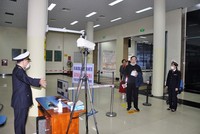 Người nhập cảnh từ Trung Quốc vào Việt Nam đều phải qua kiểm tra bằng máy đo thân nhiệt tự động tại Cửa khẩu quốc tế Móng Cái. Ảnh: Cổng thông tin điện tử Móng Cái