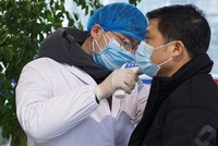 Nhân viên y tế kiểm tra sức khỏe ở sân bay Trường Sa, tỉnh Hồ Nam, hôm 27/1. Ảnh: Reuters.