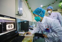 Bà Zhang Jixian đọc kết quả chụp CT phổi của một bệnh nhân tại bệnh viện tỉnh Hồ Bắc hôm 30/1. Ảnh: China Daily