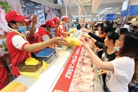 Các siêu thị khẳng định cung cấp đủ thực phẩm đáp ứng nhu cầu. Trong ảnh: Gian hàng thực phẩm tại Saigon Co.op. Ảnh: Lê Toàn