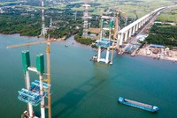 Cầu dây văng Bình Khánh (thuộc Dự án Đường cao tốc Bến Lức - Long Thành) đã phải dừng thi công khi chưa hoàn thành.