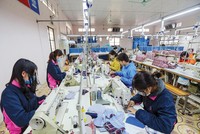 Nhiều doanh nghiệp may phải cho công nhân nghỉ luân phiên vì thiếu việc làm. Ảnh: Đ.T