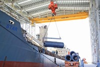 Xuất hàng thép Hòa Phát tại cảng Hòa Phát Dung Quất.