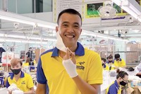 Phạm Quang Anh, sáng lập Công ty May mặc Dony.
Việc đầu tư chuyển đổi của Dony gần như bằng không, vì Công ty có thể tận dụng sẵn hạ tầng, trong khi kỹ thuật may khẩu trang vải không quá khó, nhất là với doanh nghiệp đã xuất khẩu sang Nhật Bản, Mỹ, châu Âu như Dony.