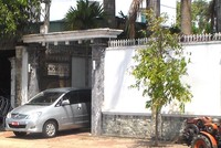 Xe và người của Bộ Quốc phòng làm việc tại nhà Đại tá Đỗ Văn Sang - nguyên Phó Tư lệnh, Tham mưu trưởng Tổng Công ty 15.