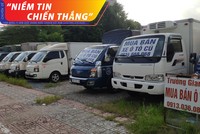 Dọc theo con phố Ngô Gia Tự (Gia Lâm, Hà Nội), những chiếc xe dán biển cần bán đậu la liệt