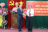 Phó Trưởng Ban thường trực Ban Tổ chức Trung ương Phạm Thanh Bình (bìa phải) tặng hoa chúc mừng ông Phạm Đại Dương được Bộ Chính trị chuẩn y chức danh Bí thư Tỉnh ủy Phú Yên.