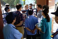 Cổ đông và người được ủy quyền bị chặn cửa. Ảnh: Dũng Minh