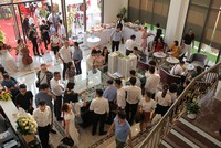 Khách tham quan và xem căn hộ mẫu Dự án Florence