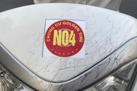 Dán sticker để kiểm soát người ra vào chung cư