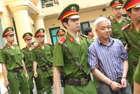 Nụ cười bí hiểm của bầu Kiên trên đường ra xe về trại giam