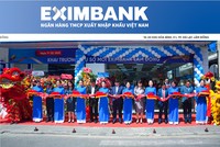 Đại diện cơ quan ban ngành tại địa phương cùng Ban Lãnh đạo Eximbank cắt băng khánh thành trụ sở mới.
