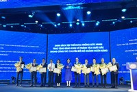 Ngân hàng Shinhan Việt Nam nhận bằng khen thành tích xuất sắc về chuyển đổi số từ Ngân hàng Nhà nước