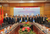 Ông Võ Khánh Hưng, Phó tổng giám đốc PVOIL, ông Hoàng Ngọc Trung, Phó tổng giám đốc PVEP, ông Nguyễn Việt Thắng, Phó tổng giám đốc BSR thực hiện nghi thức ký các thỏa thuận, hợp đồng