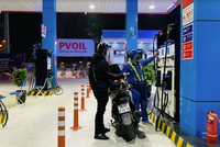 Nhân viên CHXD PVOIL đang phục vụ khách hàng