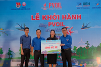 Anh Mai Xuân Hải - Bí thư Đoàn PVOIL tặng tượng trưng vé xe cho Đoàn Thanh niên các trường
