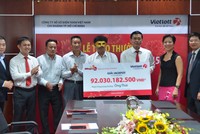 Buổi lễ trao giải có sự tham gia của đại diện Bộ Công an, Bộ Tài chính, Deloitte Việt Nam, Vietlott, Tập đoàn Berjaya, Công ty Berjaya Gia Thịnh, đại lý phát phát hành vé trúng thưởng, người trúng thưởng cùng gia đình. Ảnh: Vietlott